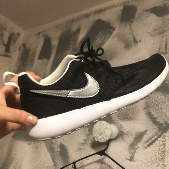 NEW Nike Rocchi’s - Picture 2 of 2